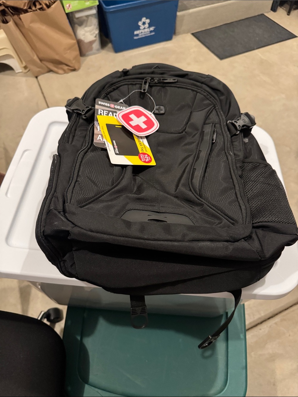 SwissGear Black Backpack with Multiple Compartments and Padded Straps